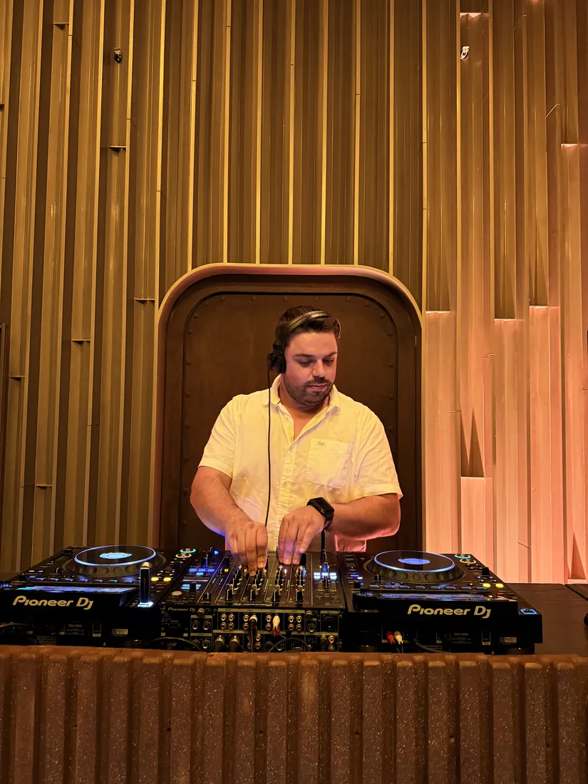 DJ Matías de León mezclando en cabina con equipos Pioneer DJ