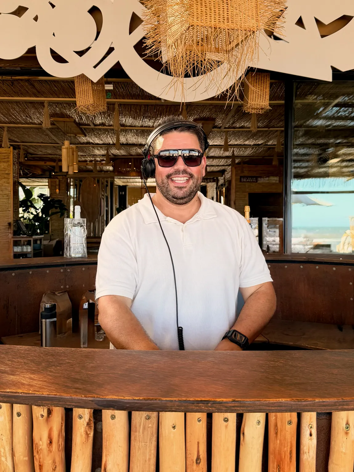 DJ Matías de León sonriendo en un beach club de Punta del Este